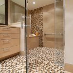 Salle de bain carrelée en mosaïque marron