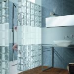 Des blocs de verre dans un design de salle de bain