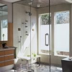 Salle de bain avec une grande fenêtre