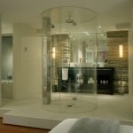 Cylindrisk dusch i en modern lägenhet