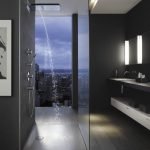 Svart farge i designet på badet i moderne stil