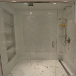 Cabine de douche avec niches pour placer des articles d'hygiène