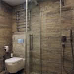 Textured tiles in the design of the shower