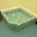 Blauw mozaïek in het ontwerp van de douche