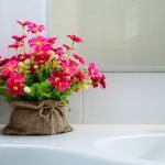 Bó hoa trên bồn rửa