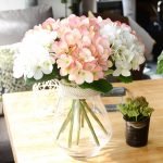 Vaso de flores em cima da mesa