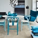 Blå møbler i et lyst interiør