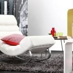 Fotel we wnętrzu w nowoczesnym stylu