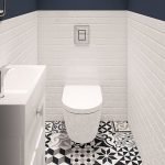 Papel de parede azul e azulejo branco no design do banheiro