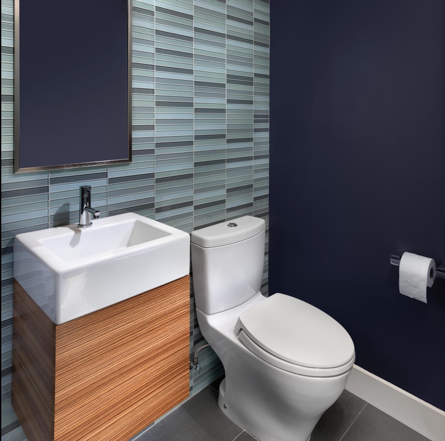 Màu xám và màu xanh trong thiết kế của nhà vệ sinh
