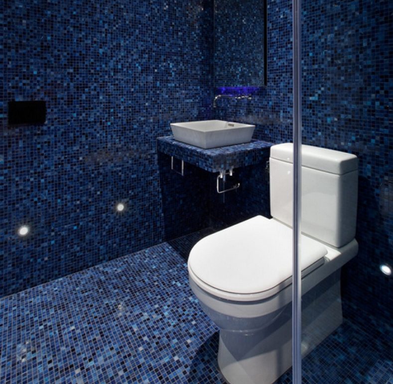 Mosaico azul em design de banheiro