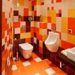 Màu sắc tươi sáng trong thiết kế của nhà vệ sinh