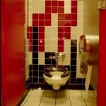 Kombinasjonen av rød, hvit og svart i utformingen av toalettet