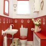Rød og hvitt toalett i romantisk stil