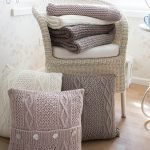 Κουβέρτες σε μια καρέκλα