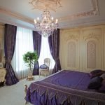Комбинацията от лилаво и злато в дизайна на спалнята