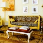 Žlutý nábytek v obývacím pokoji