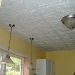 De mogelijkheid om het plafond te decoreren met polystyreenschuim