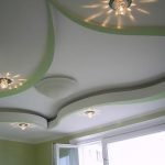 Teto de drywall com elementos verdes
