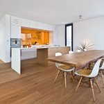 Hvitt kjøkken i design av leiligheten