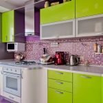 Kjøkken i grønne og lilla farger
