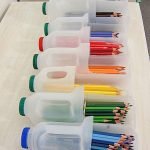 Dozen voor het bewaren van potloden uit plastic flessen