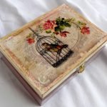 Cutii de decoupage cu o poză a unei păsări într-o cușcă