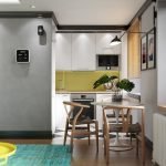 Kombinasjonen av hvite møbler og et gult forkle på kjøkkenet