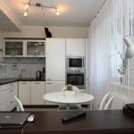 Беле столице и сто у кухињи