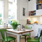 Gröna stolar runt ett vitt bord