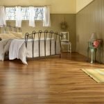 Phòng ngủ lớn với sàn gỗ