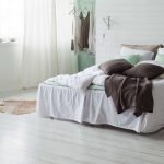 Rudos pagalvės ant baltos lovos