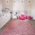 Ružový koberec na podlahe