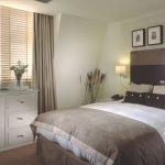 Valkoinen makuuhuone ruskea tekstiili