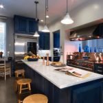 Interior da cozinha em azul