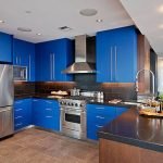 Ярък нюанс на синьо в интериора на кухнята