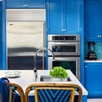 Meubles aux façades bleues dans la cuisine