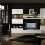 The combination of dark walls and light furniture