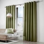 Densas cortinas verdes