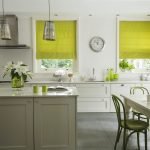 Grønne romerske gardiner i køkkenet