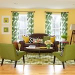 Žali foteliai gyvenamajame kambaryje