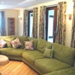 Μεγάλος πράσινος καναπές στο σαλόνι
