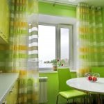 Tirai kuning-hijau di dapur
