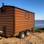 Bathhouse trailer ved søen