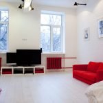 Červená pohovka v obývacím pokoji