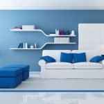Balta spalva mėlyname gyvenamajame kambaryje