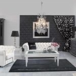 Vita möbler i ett svart vardagsrum
