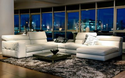 Weißes Sofa im Innenraum: Modelle und Beispiele