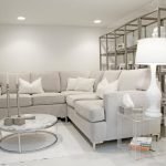 Sofa med hvite puter
