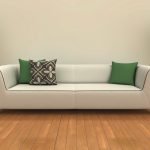 Hvit sofa med grønne puter